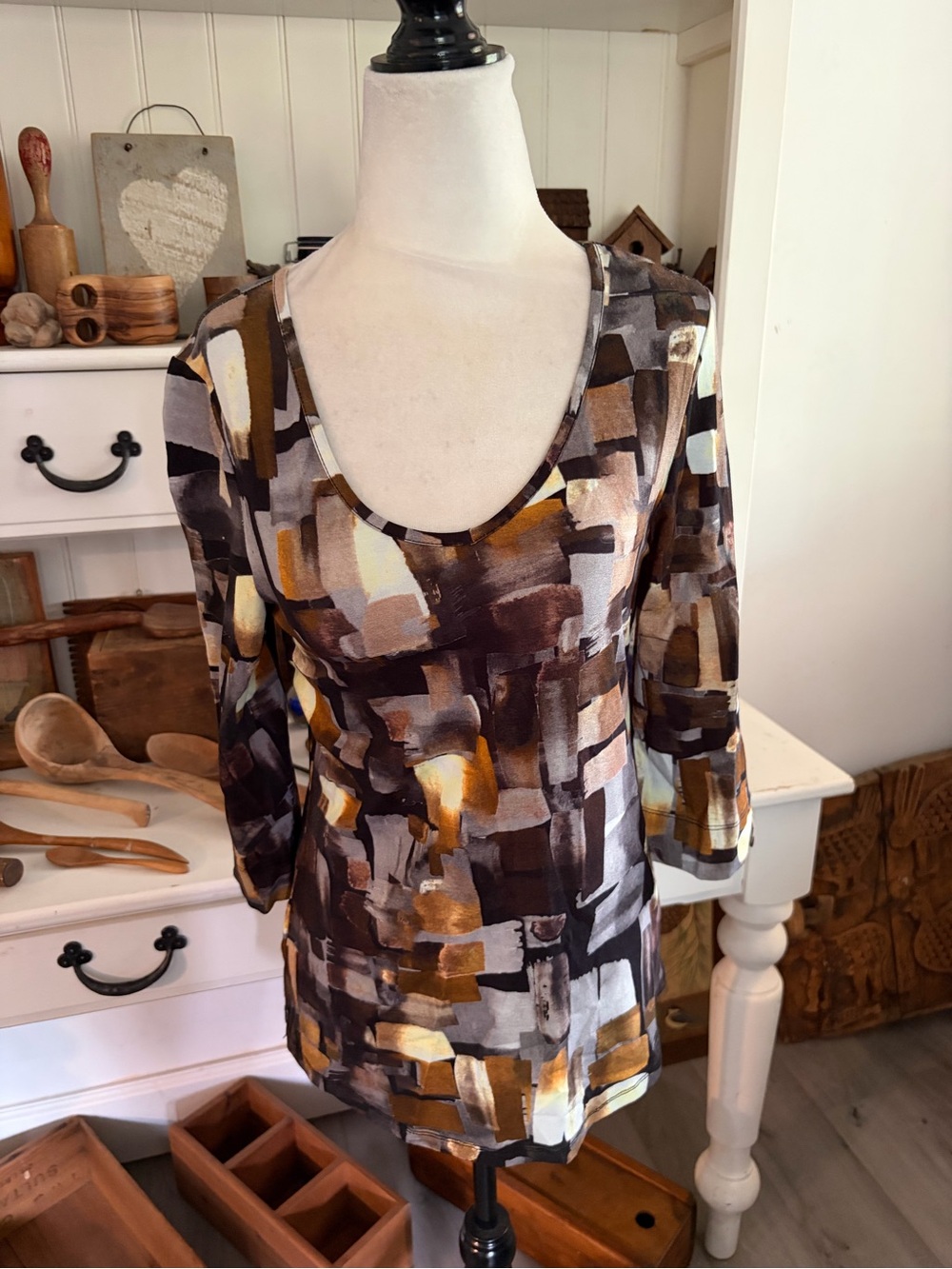 Tricotto Abstract Print Scoop Neck Women's Top in Brown and Cream
